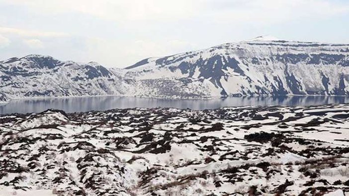 Dünyanın 2. en büyük krater gölü Nemrut'a nisanda kar yağdı