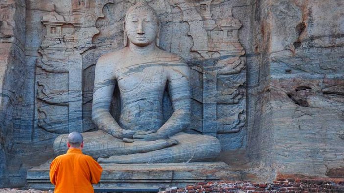 Tayland’da Buda'ya kendini adayan adam giyotinle kafasını kesti!