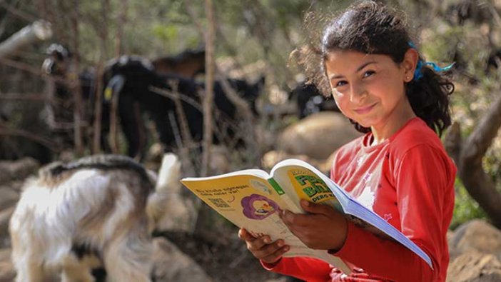 Muğla'da konargöçer bir yaşam süren Yörük kızı Cennet, okuma azmiyle takdir topladı