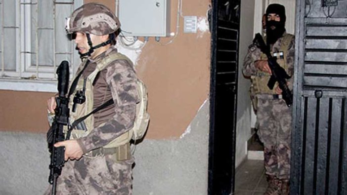 Adana'da pompalı tüfekle polisten kaçan şüpheli, saklandığı evin damında yakalandı