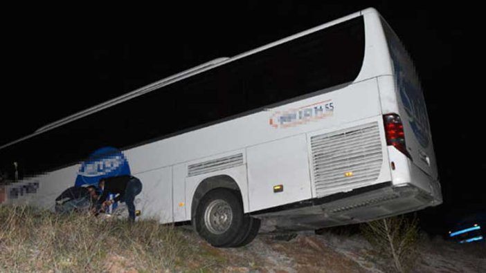 Sivas'ta yolcu otobüsü şarampolde asılı kaldı