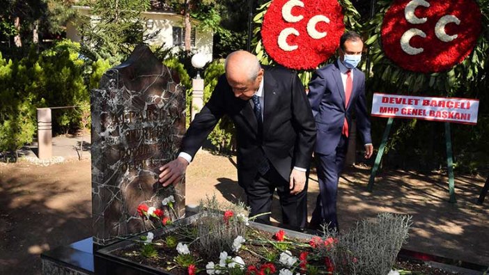 Devlet Bahçeli Alparslan Türkeş'in mezarını ziyaret etti 