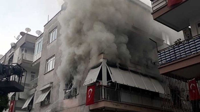Antalya'da bayram sabahı evlerinde yangın çıktı