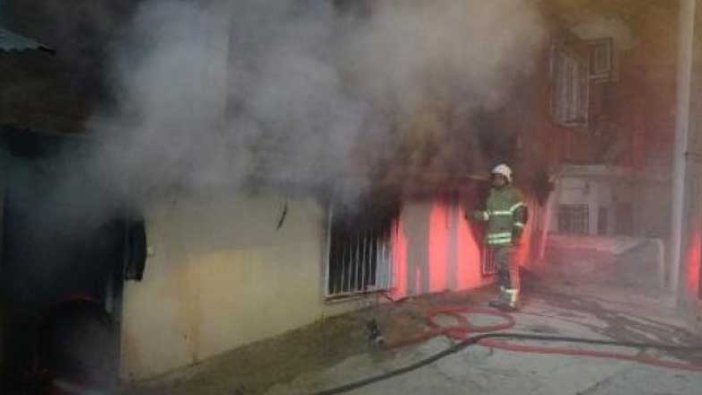 İzmir'de bir kişi babası uyurken evi ateşe verdi