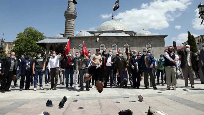 Erzurum'da ilginç israil protestosu: Cuma Namazı sonrası kameranın karşısına geçtiler