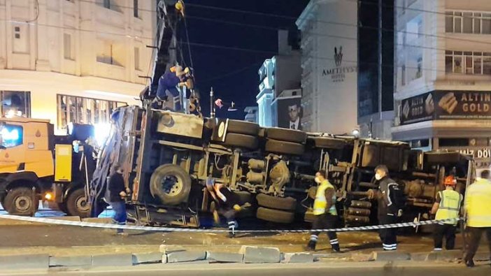 İstanbul Fatih'te kumaş yüklü kamyon devrildi: 1 kişi yaralandı