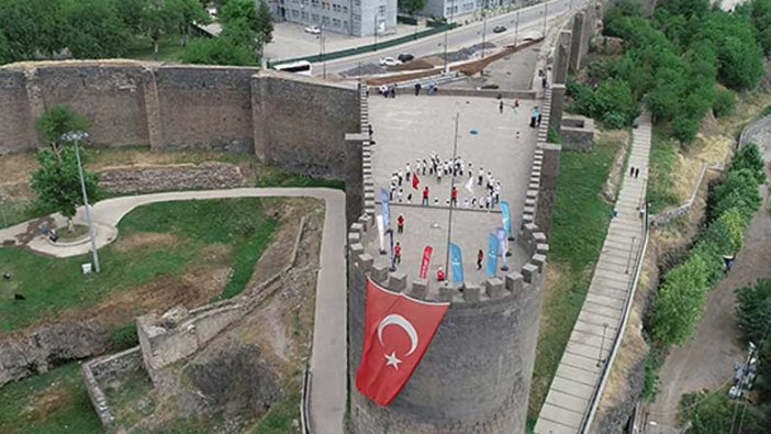 Diyarbakır'da sporculardan tarihi surlarda 'ay yıldız' koreografisi