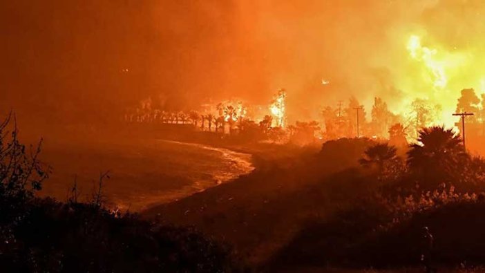 Yunanistan'da çıkan orman yangınında çok sayıda ev ve manastır hasar gördü