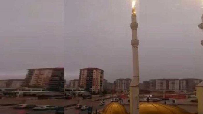 Malatya'da geceyi aydınlatan şimşek! Cami minaresinden kıvılcımlar çıktı