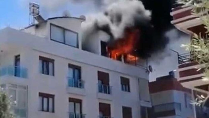 Antalya'da 2 daire alev alev yandı