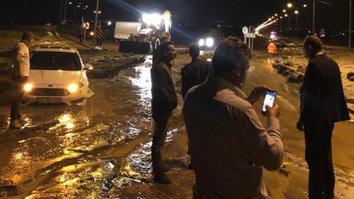 Iğdır-Nahçıvan Karayolu, Ağrı Dağı'ndan gelen sel sularıyla kapandı