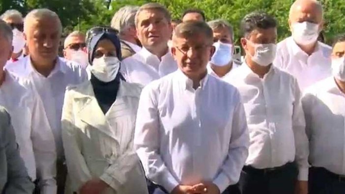 Eski Başbakan Ahmet Davutoğlu'ndan Meclis önünde 'Temiz siyaset' çağrısı