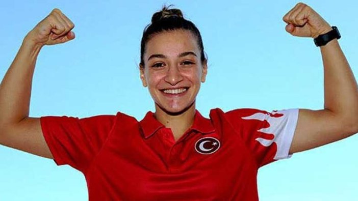 Buse Naz Çakıroğlu, 51 kiloda altın madalya kazandı