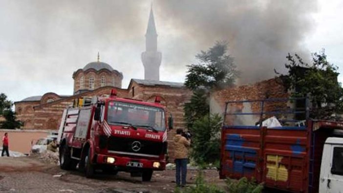 Fatih'te atık kağıt depolanan metruk binada yangın