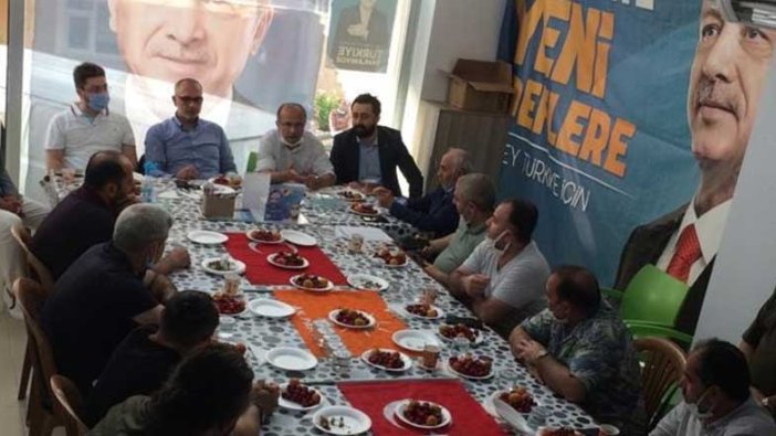AKP'nin toplantısında skandal görüntüler! Türk Bayrağı'nı sofra bezi yaptılar