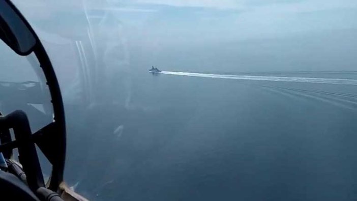 İngiltere uyarı ateşi açılmadı demişti! Rusya savaş gemisinin görüntülerini yayınladı
