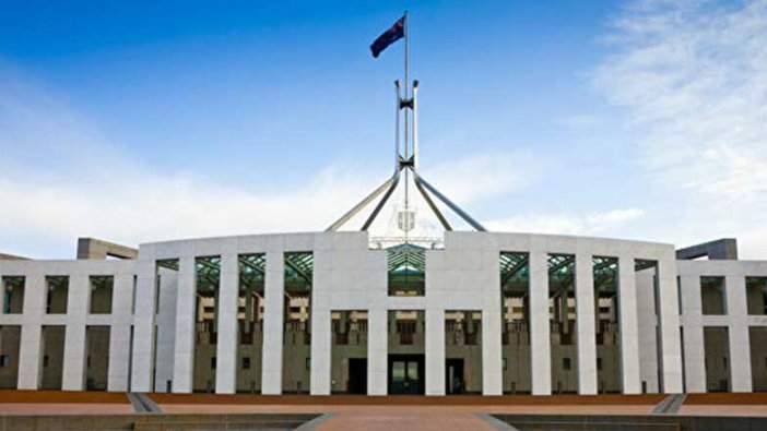 Avustralya Parlamento’sunda taciz rezaletine bir yenisi daha! Ellerini bacaklarına koyup...