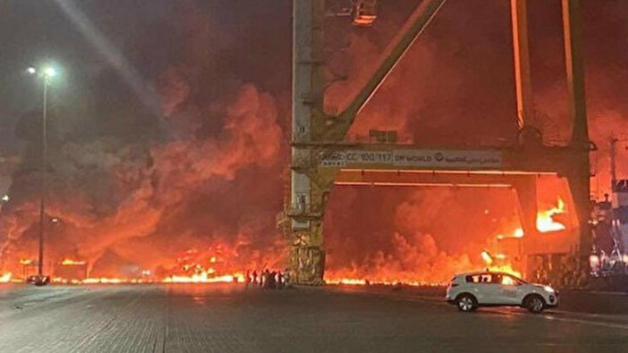 Dubai'de büyük patlama: Kilometrelerce öteden görüldü