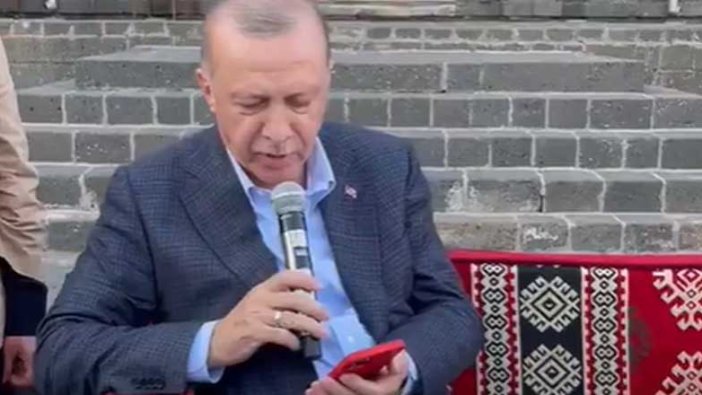 Cumhurbaşkanı Erdoğan türkü seslendirdi
