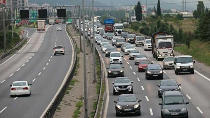 Trafik İstanbul'un bir ucundan diğer ucuna uzandı... Büyük bayram göçü başladı