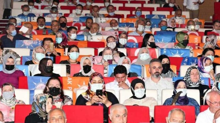 AKP'den yeni skandal: Türk Bayrağı'nı koltuklara serdiler!