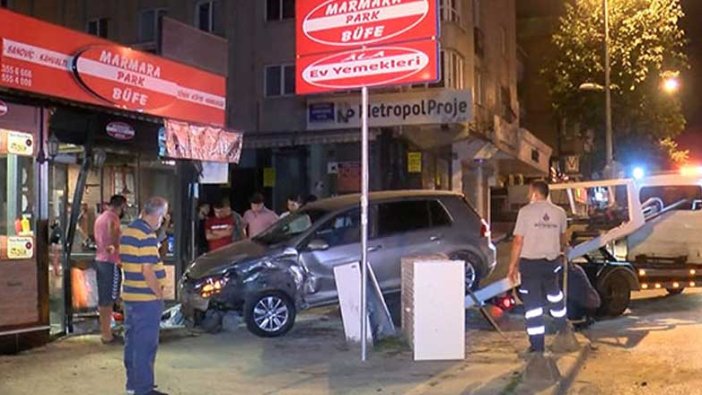 İstanbul'da otomobil büfeye girdi!