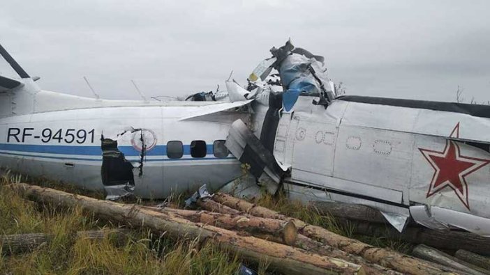 20 paraşütçü ve 2 mürettebatı bulunan Rus uçağı düştü