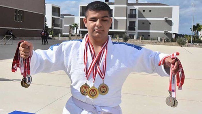 Görme engelli Ahmet, ilk turnuvada 2 altın madalya kazandı!