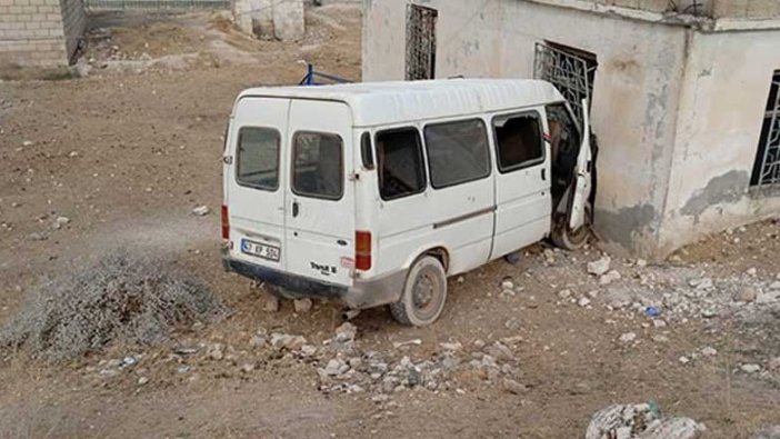 Bursa'nın İnegöl ilçesinde tarım işçilerini taşıyan minibüs eve çarptı!