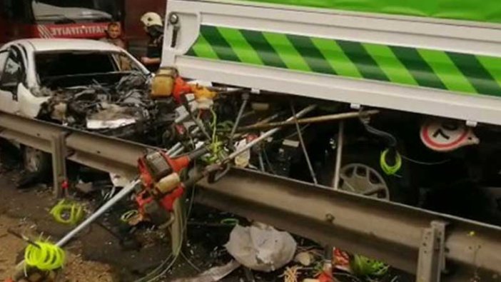 TEM'de otomobil İBB işçilerinin bulunduğu kamyonete çarptı!