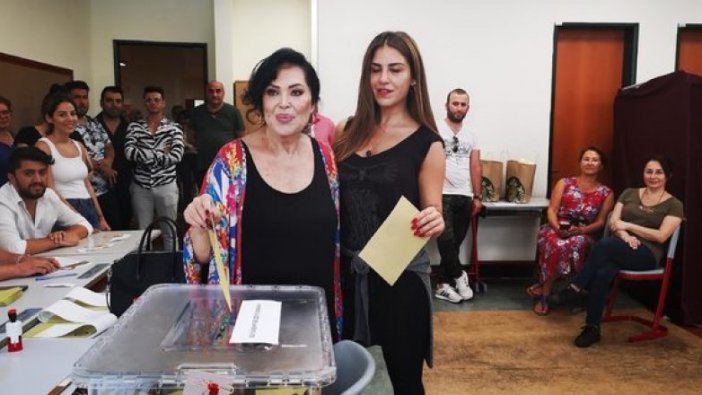 Türkan Şoray ile Sibel Can son 15 dakika kala oya yetişti