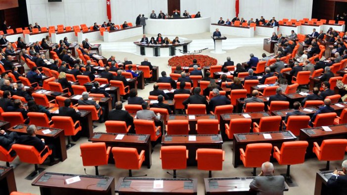 AKP'li üst düzey yetkiliden itiraf: Çalışıyor gibi gözükürdük