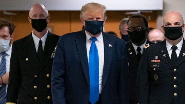 Trump ilk defa maskeyle