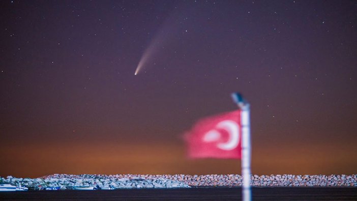 7 bin yılda bir görülüyor: Türk bayrağı ile aynı karede fotoğraflandı
