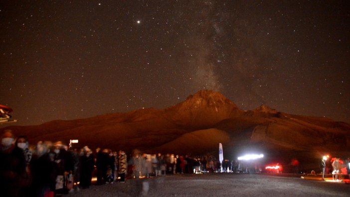 Erciyes'te 'meteor' yağmurunu 2 bin 650 metrede izlediler