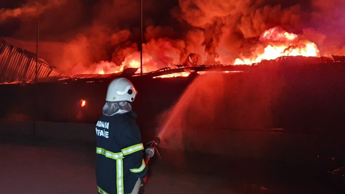Adana'da fabrikada büyük yangın