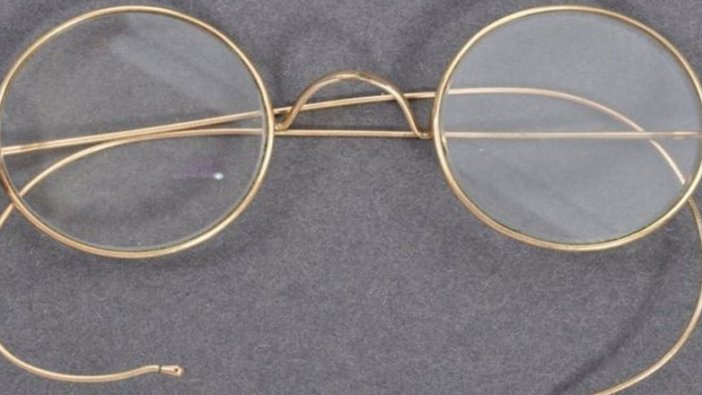 Mahatma Gandi'nin gözlüğü rekor fiyata satıldı