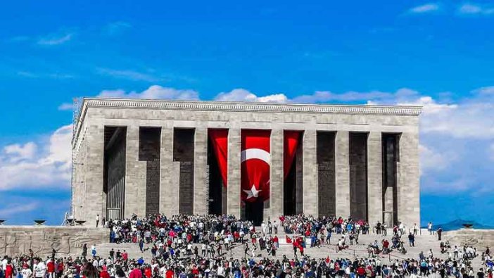Atatürk’ün posterlerini içeri almayan Anıtkabir görevlileri hakkında suç duyurusu